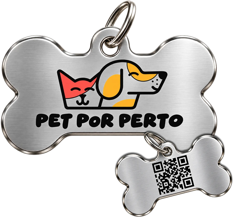 Tag inteligente Pet Por Perto em formato de osso, com a logo e o QR Code gravados
